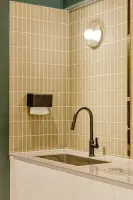 베이지와 딥그린이 만나는 감각적인 오피스 파우더룸